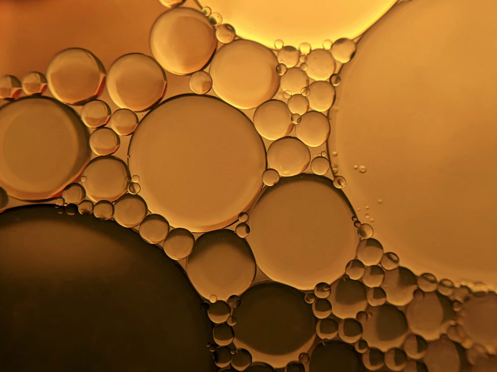 Luftblasen in Öl, mit warmem Licht beleuchtet