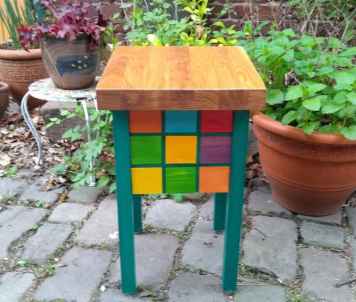 Farbiger Holzhocker aus Massivholz und Sperrholz