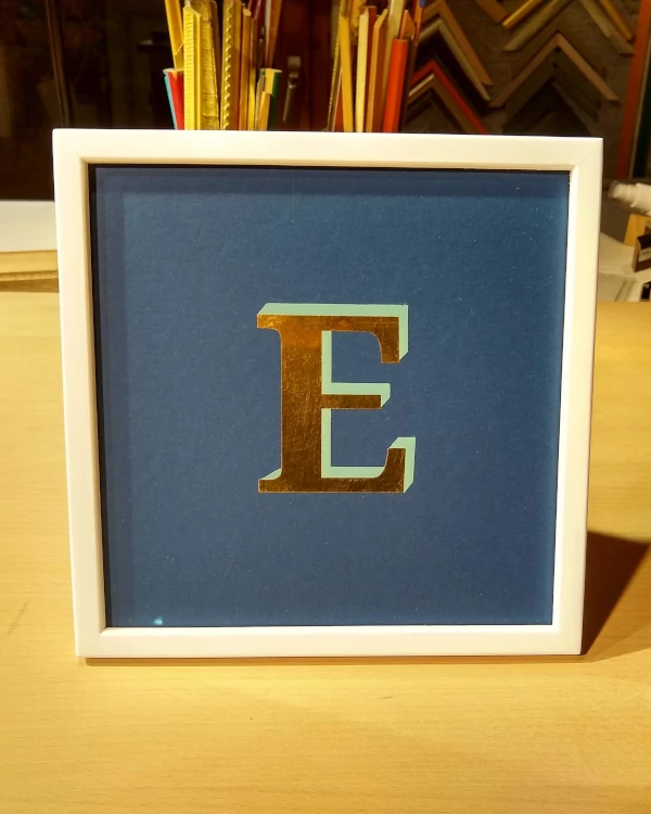Hinterglasvergoldete Initiale E
