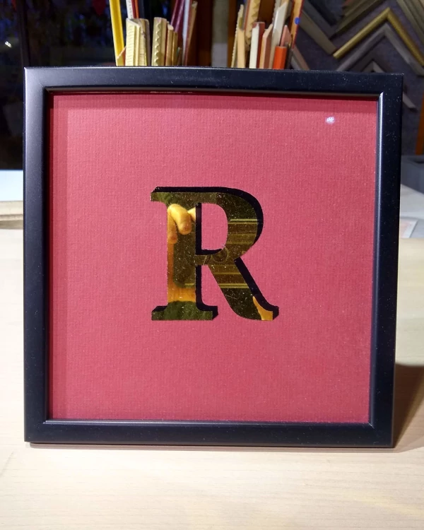 Hinterglasvergoldete Initiale R