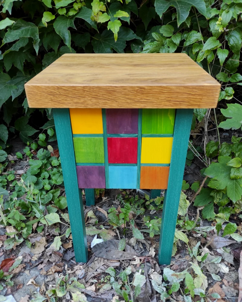 Farbiger Holzhocker aus Massivholz und Sperrholz