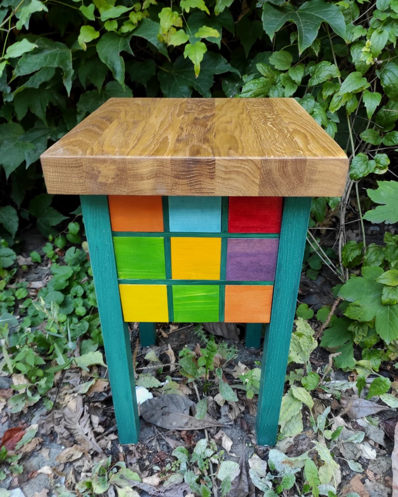 Farbiger Holzhocker aus Massivholz und Sperrholz
