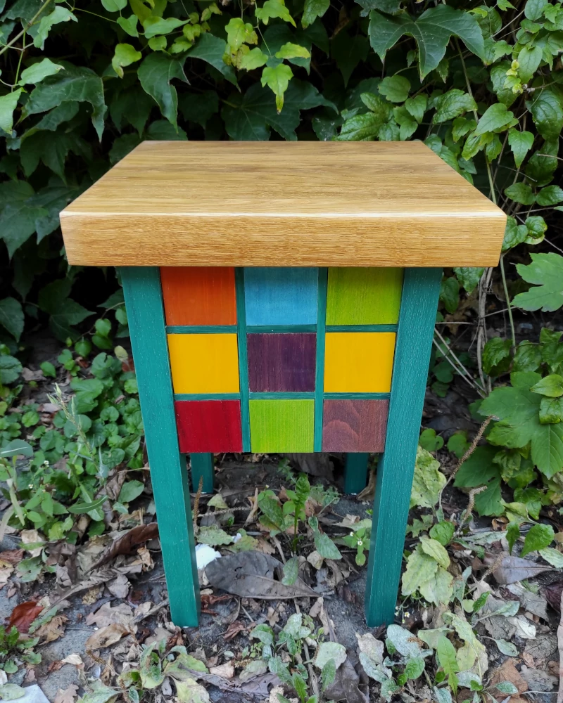 Farbiger Holzhocker aus Massivholz und Sperrholz
