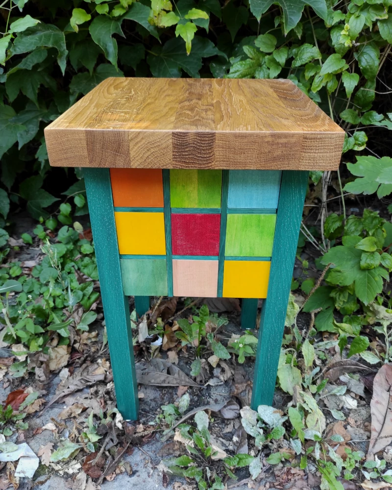Farbiger Holzhocker aus Massivholz und Sperrholz