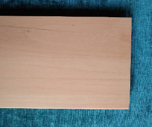 Flache Buche-Fensterbank von oben, eckig, ohne Eckenabrundung Flache Buche-Fensterbank von oben, eckig, ohne Eckenabrundung
