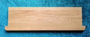 Flache Eiche-Fensterbank mit Ausklinkungen an den Enden Flache Eiche-Fensterbank mit Ausklinkungen an den Enden