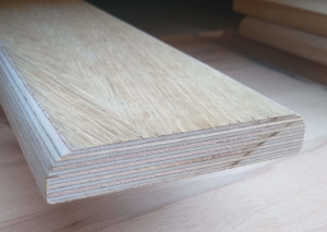 Eiche-Wandschutzbrett aus 18mm starker Eiche-Multiplexplatte, 100mm breit, Vorderseite beidseitig abgerundet Eiche-Wandschutzbrett aus 18mm starker Eiche-Multiplexplatte, 100mm breit, Vorderseite beidseitig abgerundet