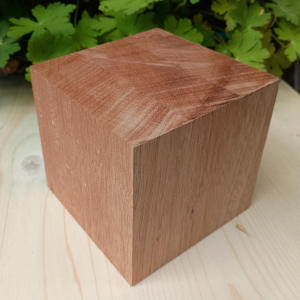 Massive Nussbaumwürfel
