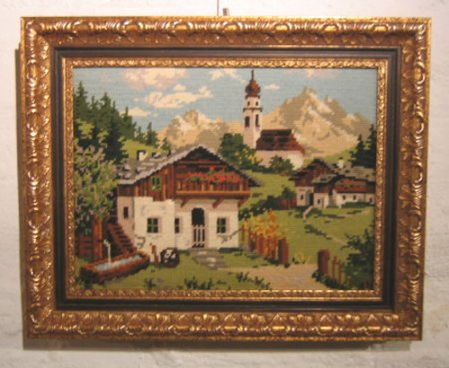 Einrahmung eines Gobelins mit dem Motiv Alpendorf in einen traditionellen Rahmen ohne Glas