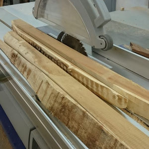 Holz auftrennen zur Herstellung der Bilderrahmenleisten